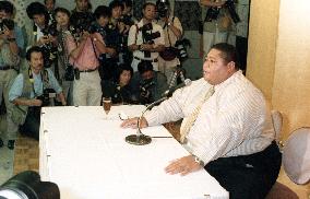 Konishiki quits sumo group